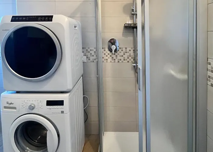 The Lake-side Corner קומו